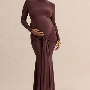 Aveny | Vestido Largo marrón con escote redondo, detalles fruncidos y fajín