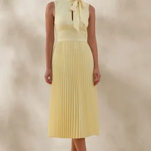 Avalon | Vestido Midi Color Limón Con Cuello Alto Y Falda Plisada