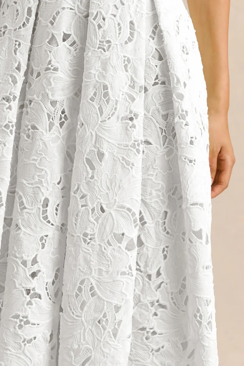 Maribel | Vestido Midi Blanco De Encaje Con Escote Pronunciado - Imagen 7