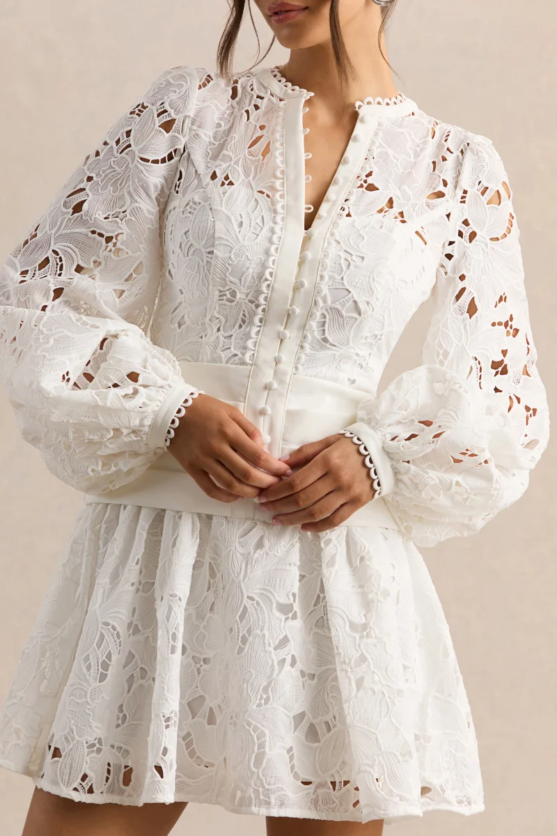 Helena | Vestido Corto Blanco De Cuello Redondo Con Manga Abullonada Y Falda Plisada - Imagen 4