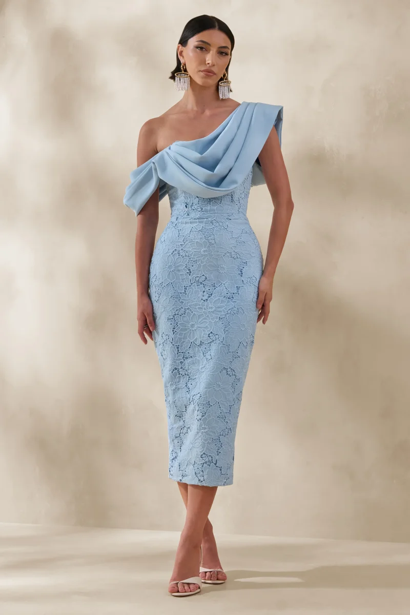 Loria | Vestido Midi Azul Empolvado De Crepé Y Encaje Con Escote Asimétrico - Imagen 2