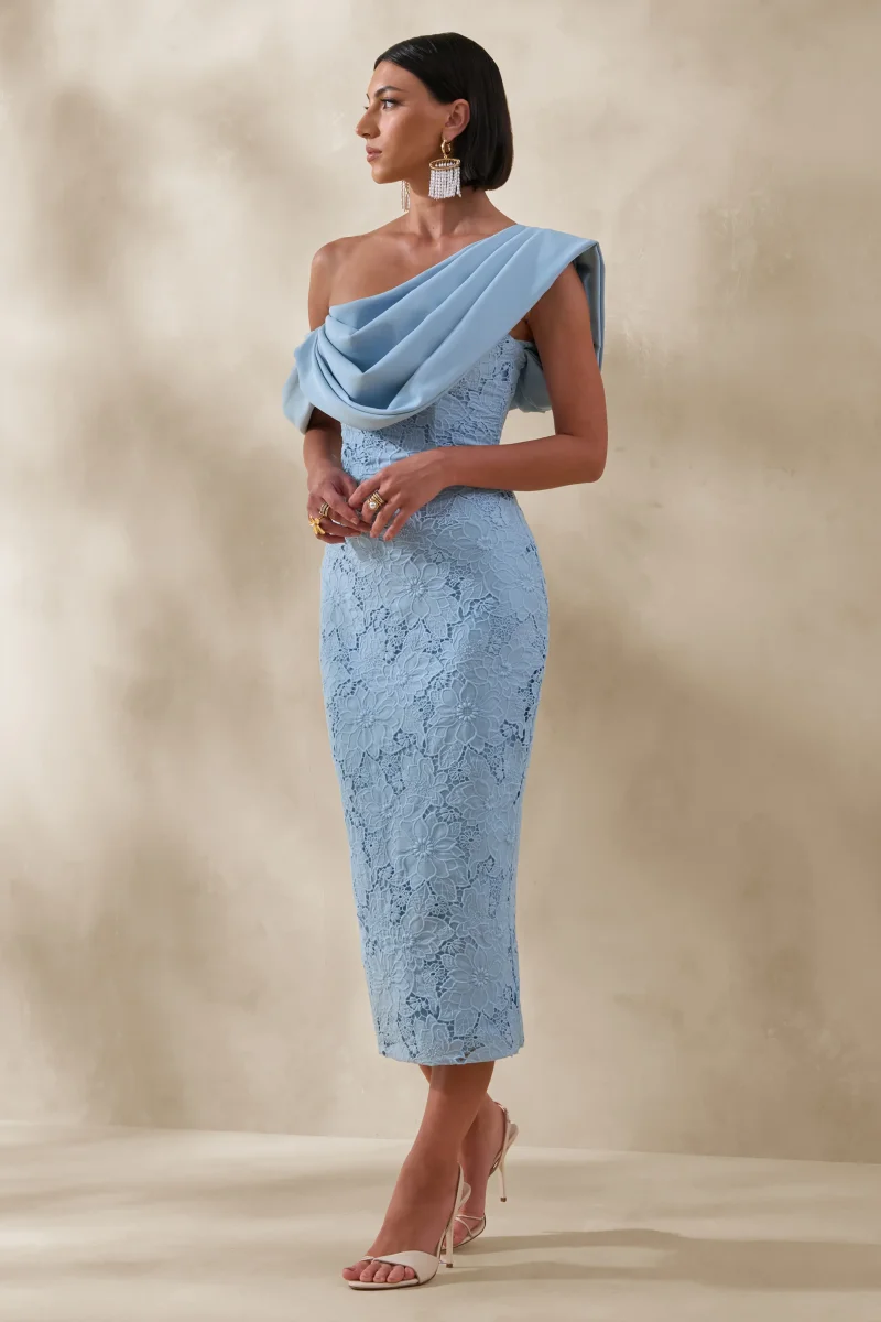 Loria | Vestido Midi Azul Empolvado De Crepé Y Encaje Con Escote Asimétrico - Imagen 5