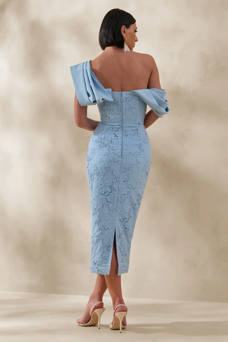 Loria | Vestido Midi Azul Empolvado De Crepé Y Encaje Con Escote Asimétrico - Imagen 3