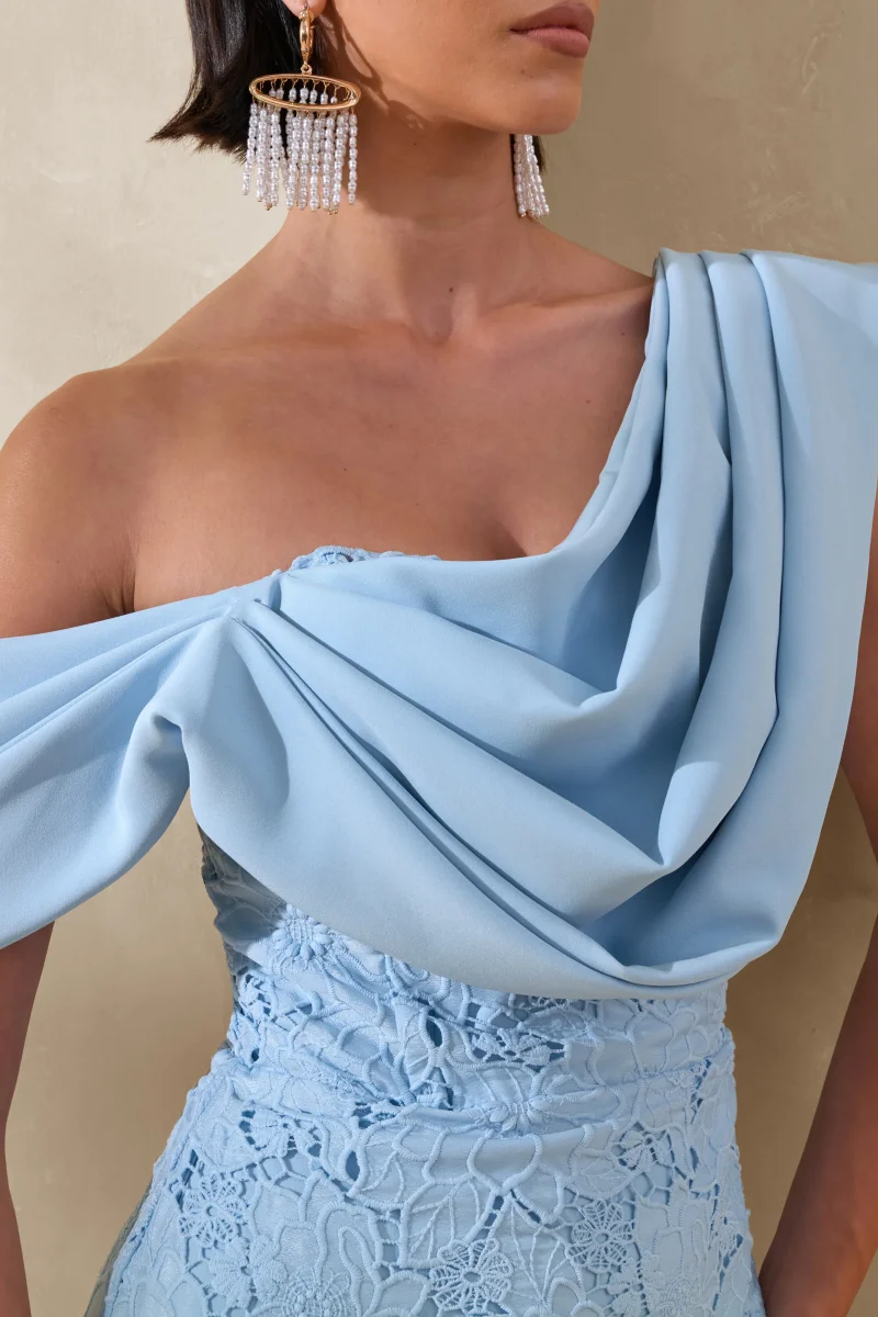 Loria | Vestido Midi Azul Empolvado De Crepé Y Encaje Con Escote Asimétrico - Imagen 4