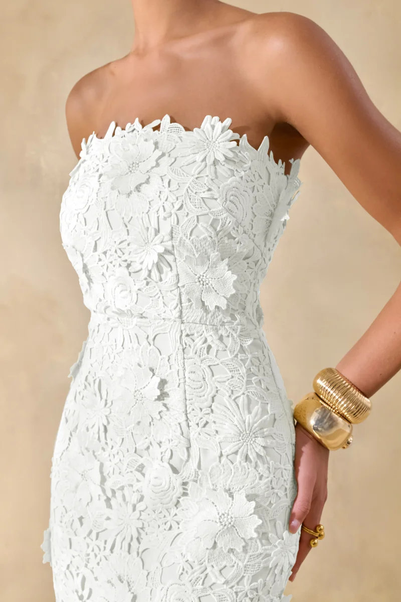 Gracie | Vestido Maxi Blanco De Encaje Con Escote Bandeau - Imagen 4