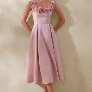 Maelle | Vestido Midi Rosa Con Escote Redondeado Y Detalles De Corsaje
