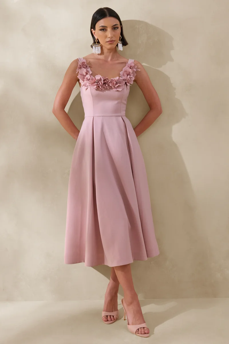 Maelle | Vestido Midi Rosa Con Escote Redondeado Y Detalles De Corsaje
