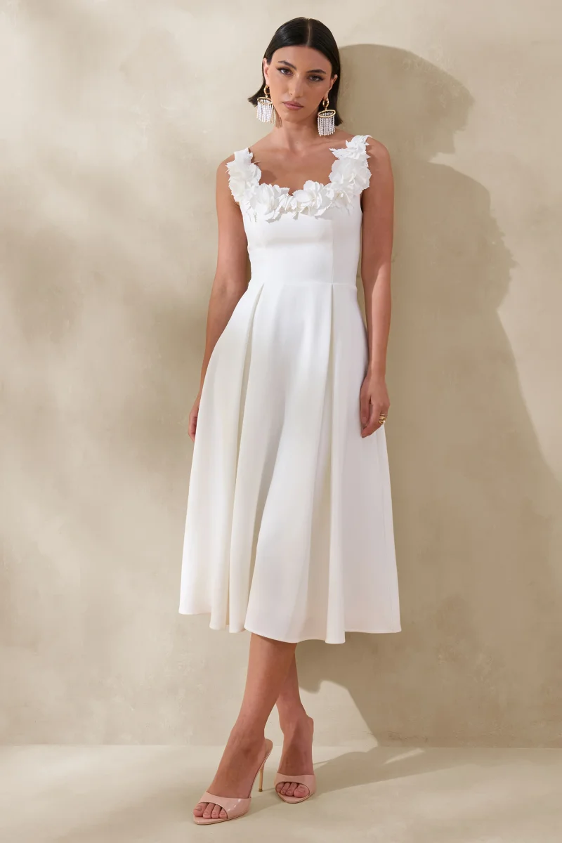 Maelle | Vestido Midi Blanco De Crepé Con Escote Redondo Y Detalle De Corsage - Imagen 2