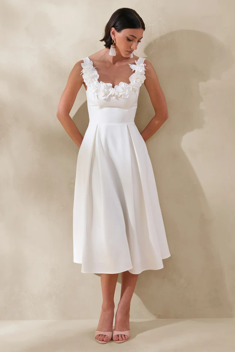 Maelle | Vestido Midi Blanco De Crepé Con Escote Redondo Y Detalle De Corsage - Imagen 5