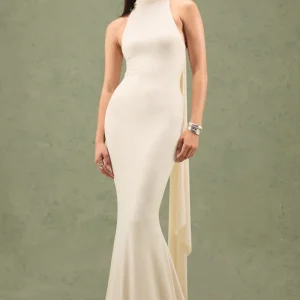 Cordy | Vestido Largo Crema Con Cuello Alto Y Capa