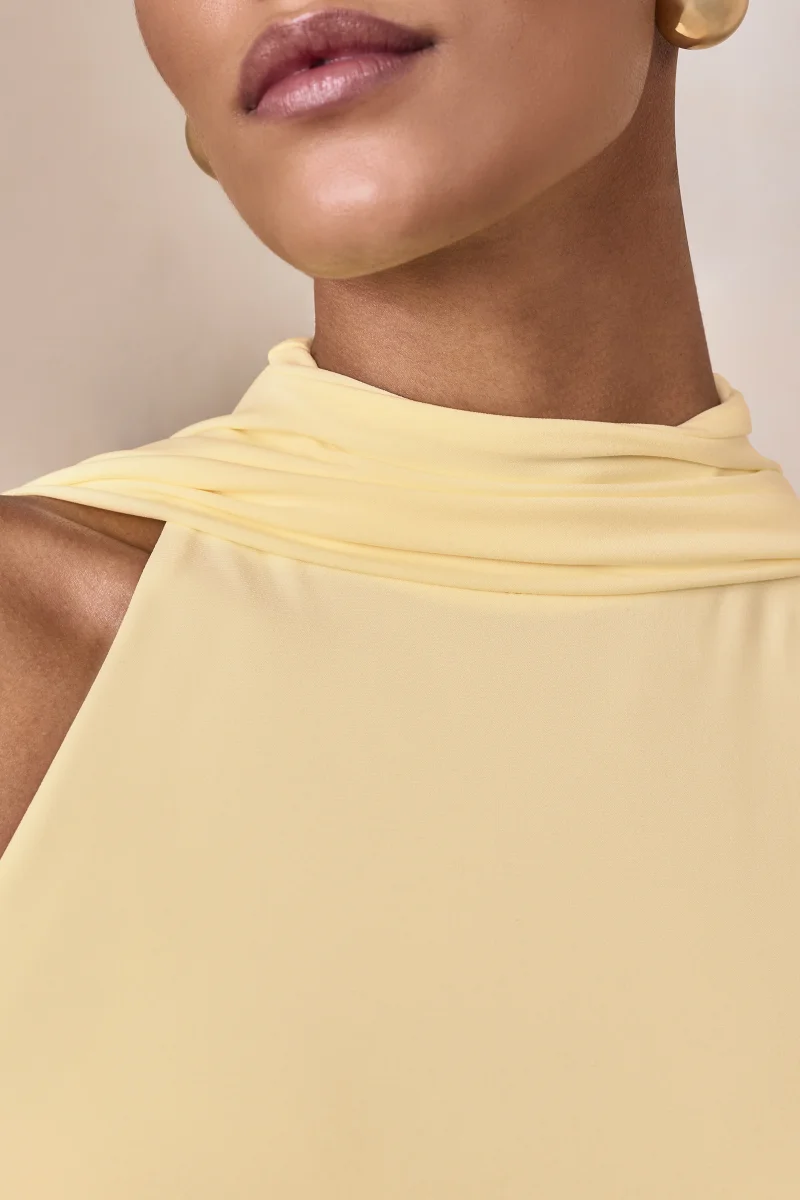Cordy | Vestido largo Limón Con Escote Alto y Capa - Imagen 8