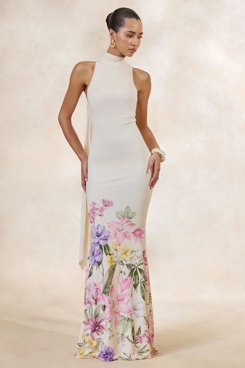 Cordy | Vestido Largo Crema Con Estampado Floral, Cuello Alto Y Capa - Imagen 2