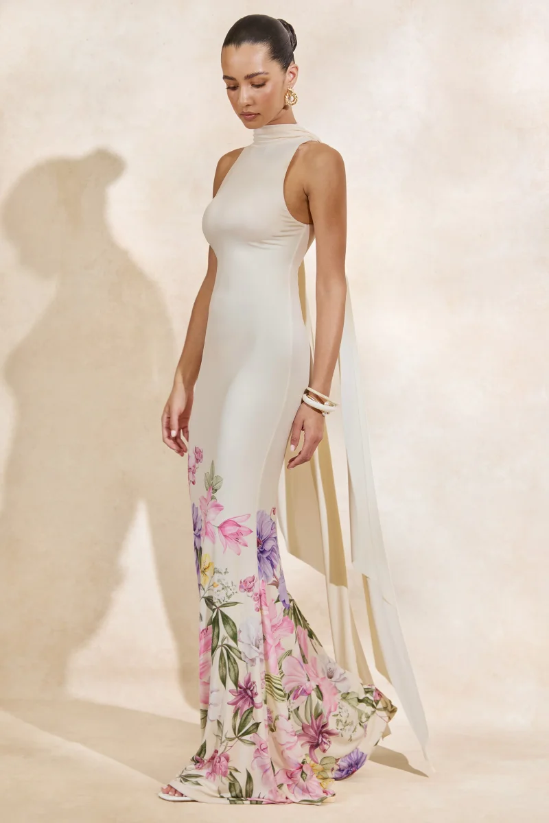 Cordy | Vestido Largo Crema Con Estampado Floral, Cuello Alto Y Capa - Imagen 4