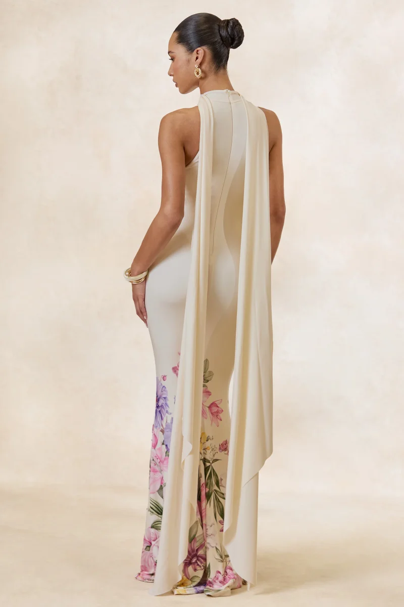 Cordy | Vestido Largo Crema Con Estampado Floral, Cuello Alto Y Capa - Imagen 3