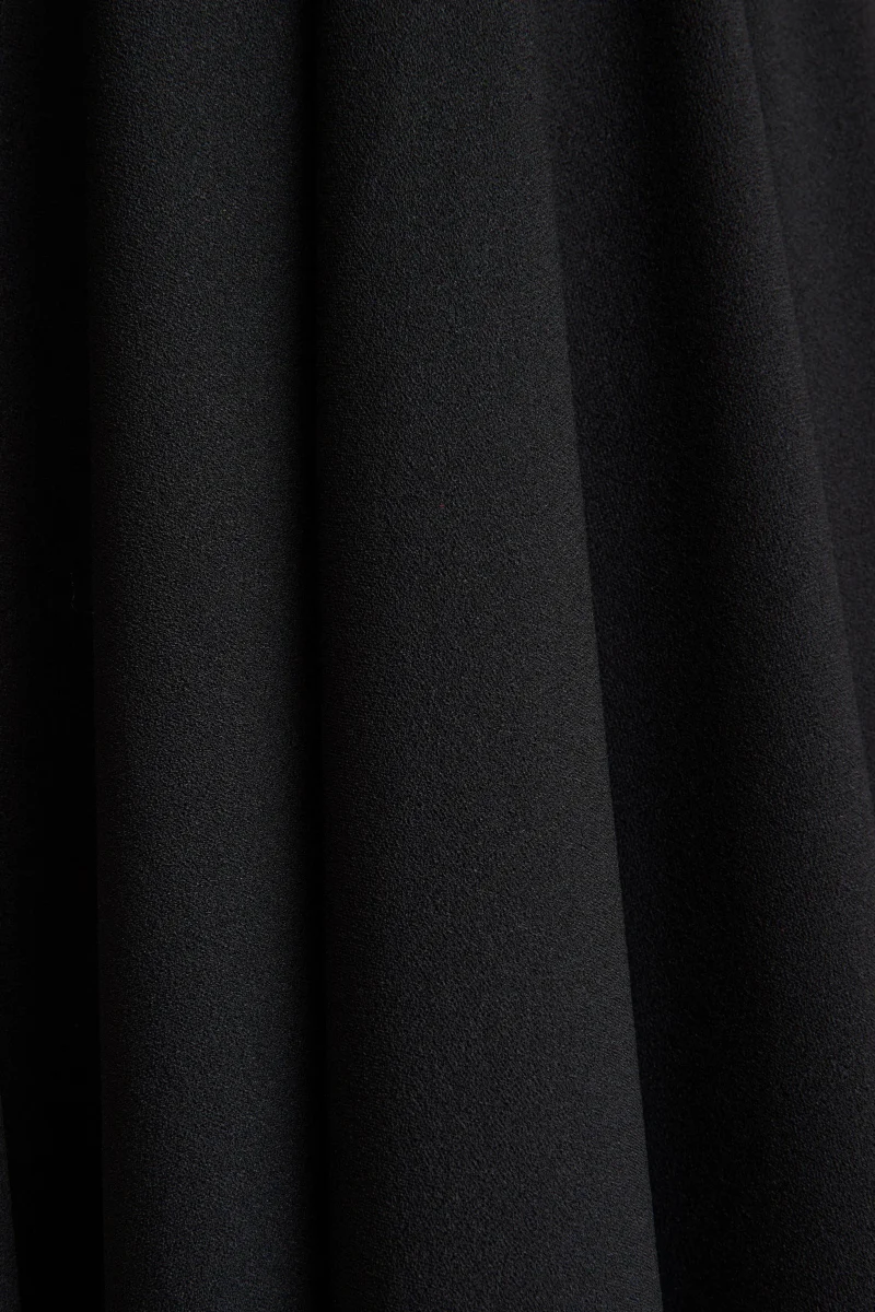 Nova | Vestido midi negro de cuello alto con mangas de capa - Imagen 8
