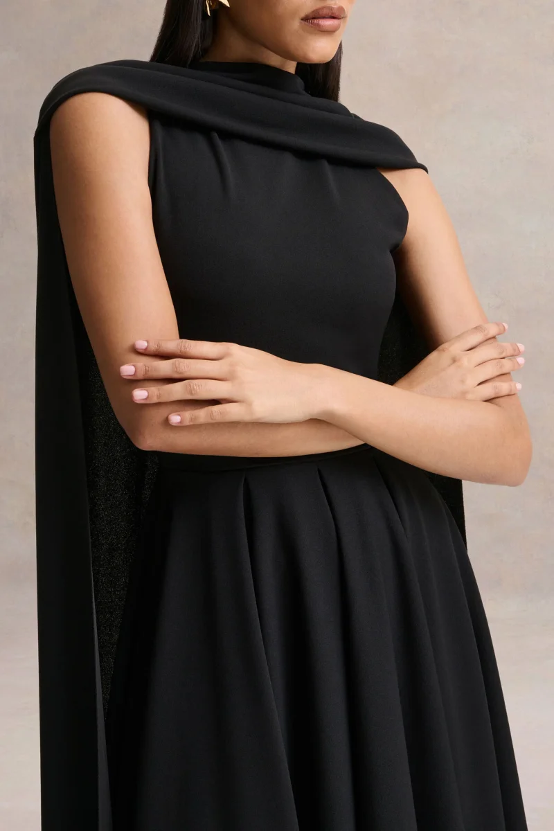 Nova | Vestido midi negro de cuello alto con mangas de capa - Imagen 7