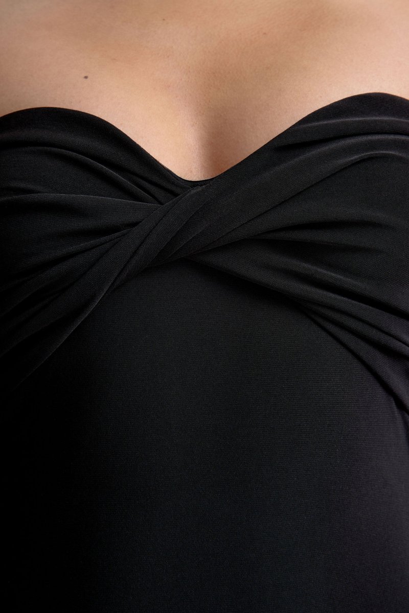 Sheila | Vestido Largo Negro de Escote Bandeau con Detalle de Bufanda - Imagen 7