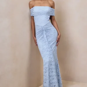 Elinor | Vestido Largo De Encaje Azul Empolvado Con Escote Bardot y Detalle Fruncido