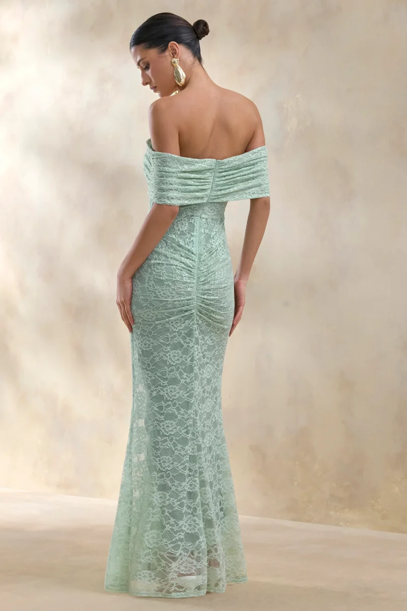 Elinor | Vestido Largo De Encaje Salvia Con Escote Bardot Y Detalle Fruncido - Imagen 3