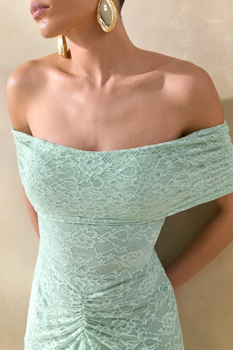 Elinor | Vestido Largo De Encaje Salvia Con Escote Bardot Y Detalle Fruncido - Imagen 4