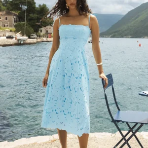 Anna | Vestido Midi Azul Polvo Bordado Con Escote Cuadrado
