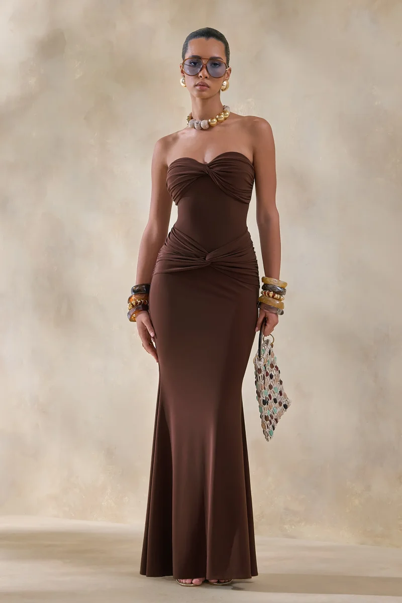 Elodia | Vestido Largo marrón con escote bandeau y detalle fruncido - Imagen 7