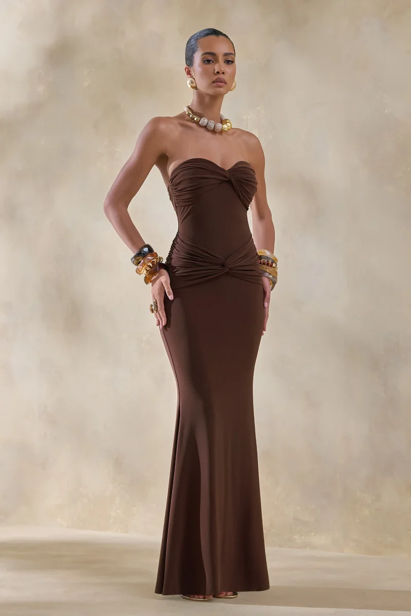 Elodia | Vestido Largo marrón con escote bandeau y detalle fruncido - Imagen 5