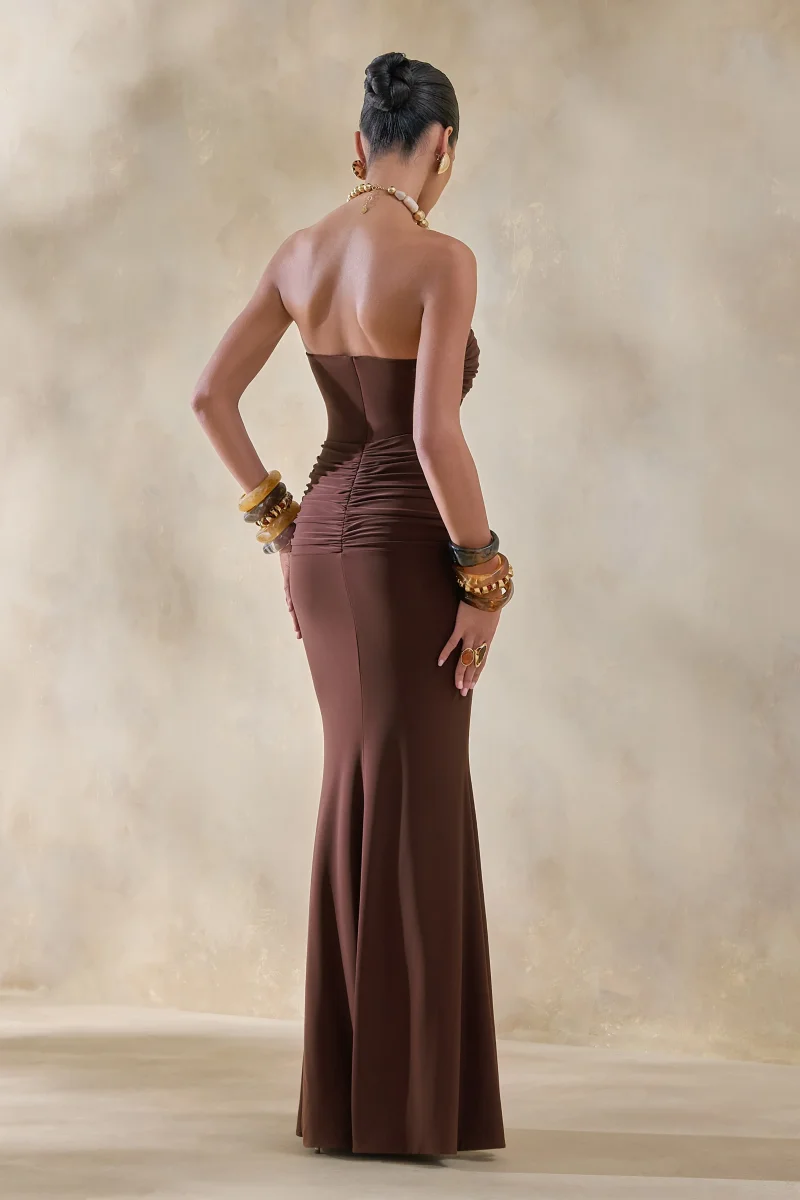 Elodia | Vestido Largo marrón con escote bandeau y detalle fruncido - Imagen 3