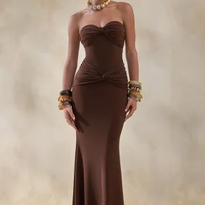 Elodia | Vestido Largo marrón con escote bandeau y detalle fruncido