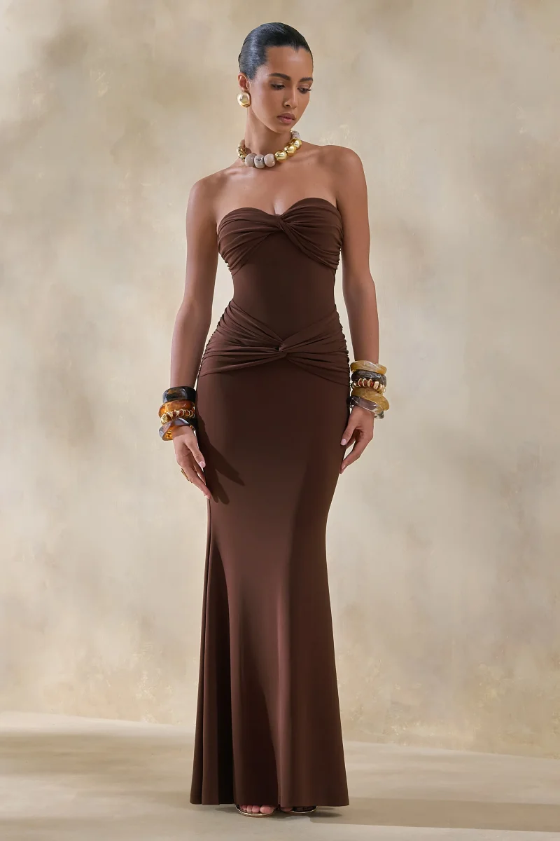 Elodia | Vestido Largo marrón con escote bandeau y detalle fruncido