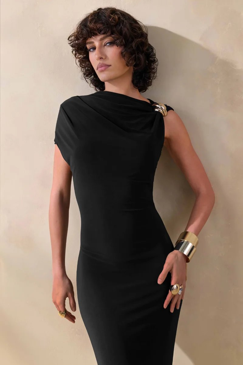 Blaire | Vestido Largo negro con escote asimétrico y detalle dorado - Imagen 4