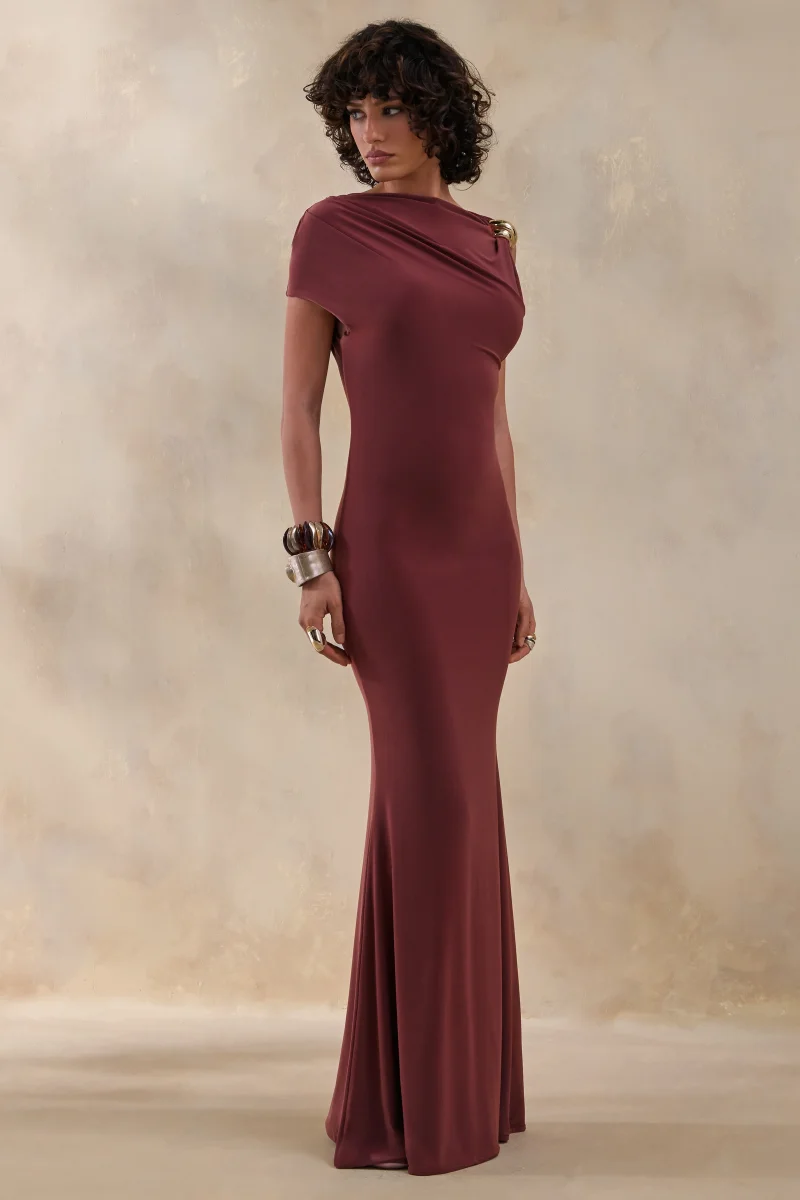 Blaire | Vestido Largo marrón con escote asimétrico y detalle dorado - Imagen 5