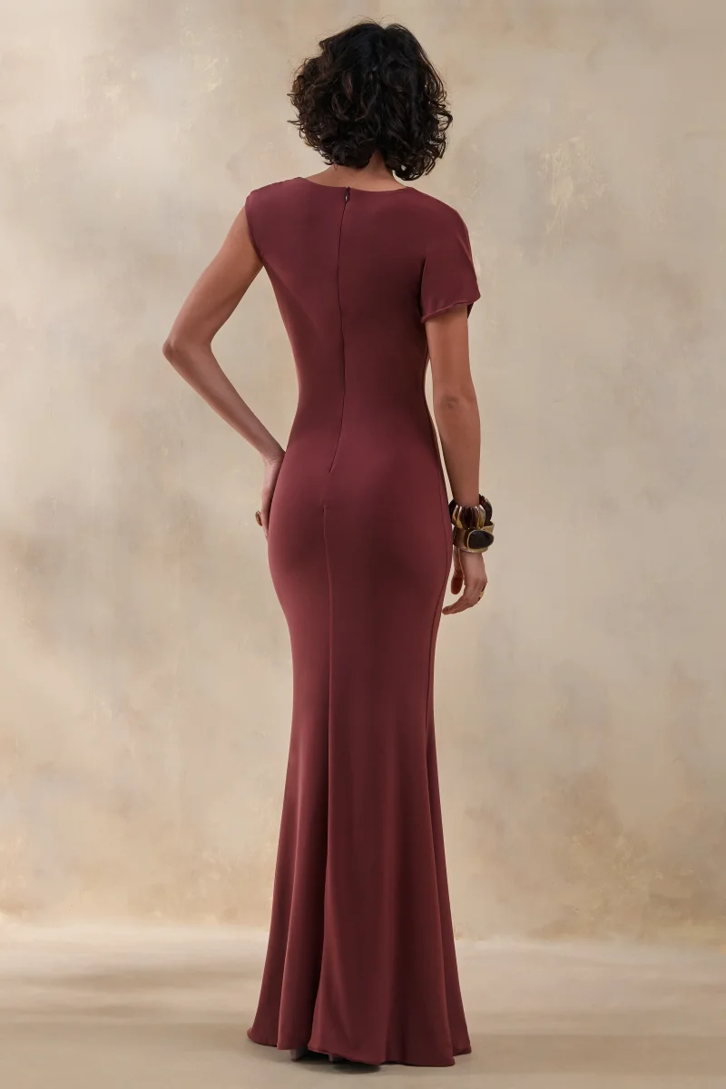 Blaire | Vestido Largo marrón con escote asimétrico y detalle dorado - Imagen 3