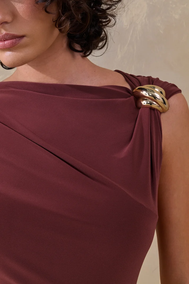Blaire | Vestido Largo marrón con escote asimétrico y detalle dorado - Imagen 6