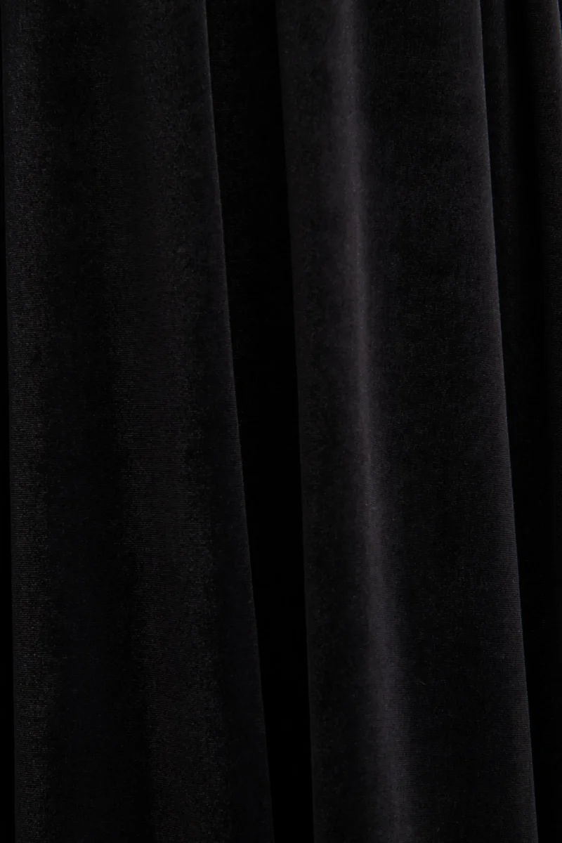Esmeray | Vestido midi de terciopelo negro con escote corazón - Imagen 7
