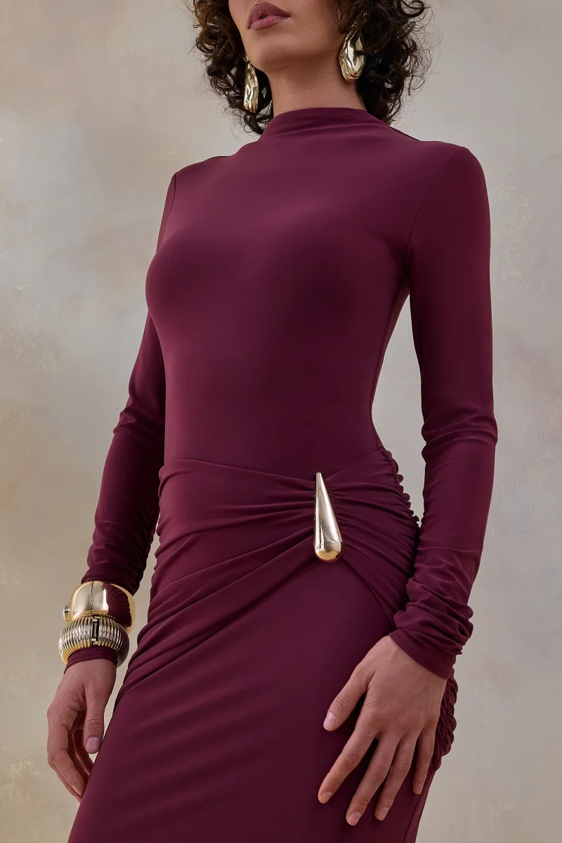 Solarium | Vestido Largo Burdeos de Manga Larga con Detalle Dorado - Imagen 4