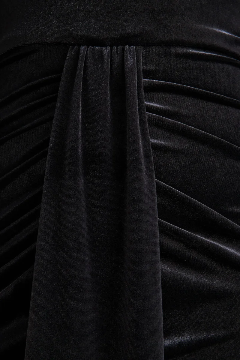 Adoring | Vestido Largo con cuello alto y terciopelo negro - Imagen 6