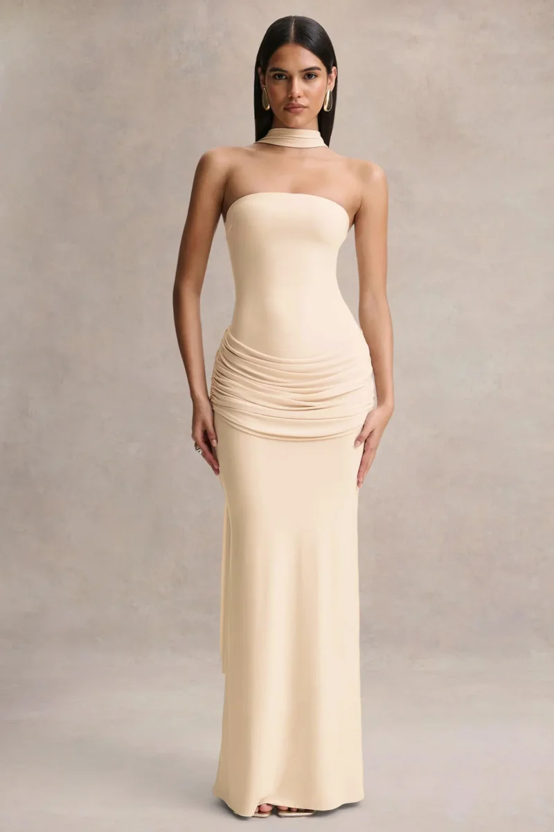 Graciella | Vestido Largo bandeau en tono piedra con detalles drapeados y pañuelo