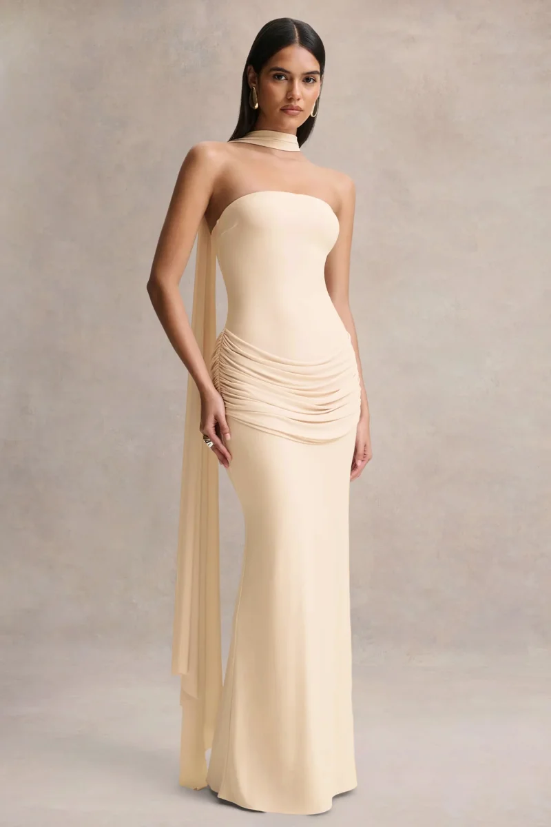 Graciella | Vestido Largo bandeau en tono piedra con detalles drapeados y pañuelo - Imagen 5