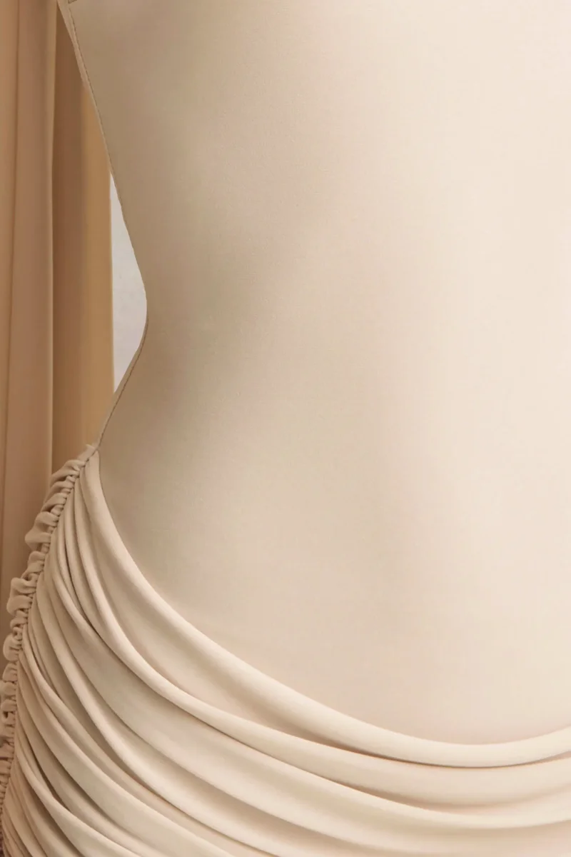 Graciella | Vestido Largo bandeau en tono piedra con detalles drapeados y pañuelo - Imagen 7