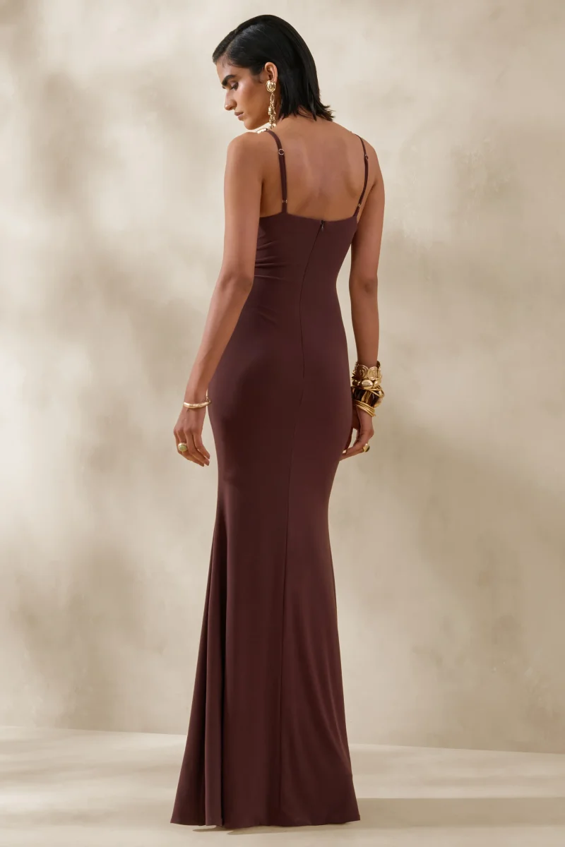 Iridessa | Vestido Largo Marrón de Escote Pronunciado - Imagen 3