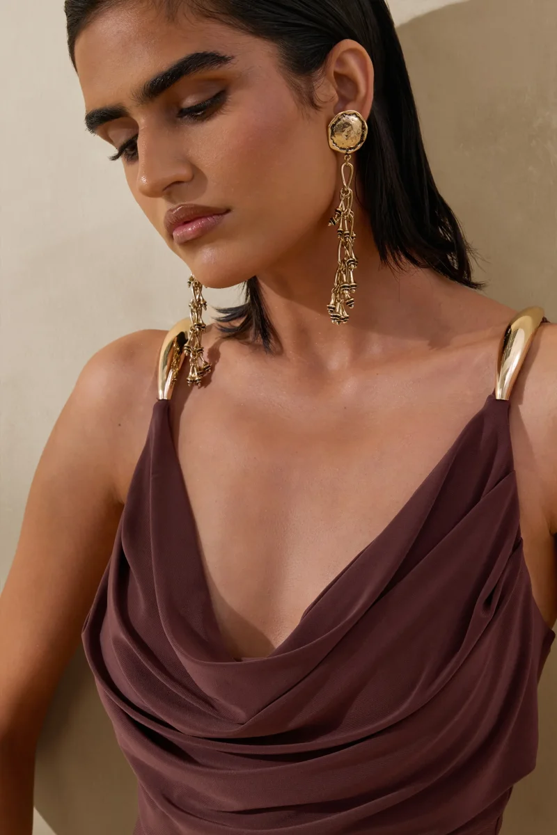 Iridessa | Vestido Largo Marrón de Escote Pronunciado - Imagen 6