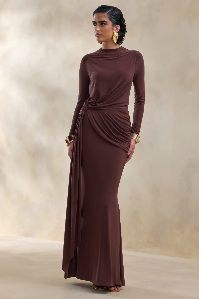 Kyrissa | Vestido largo marrón de escote alto con detalles fruncidos - Imagen 5