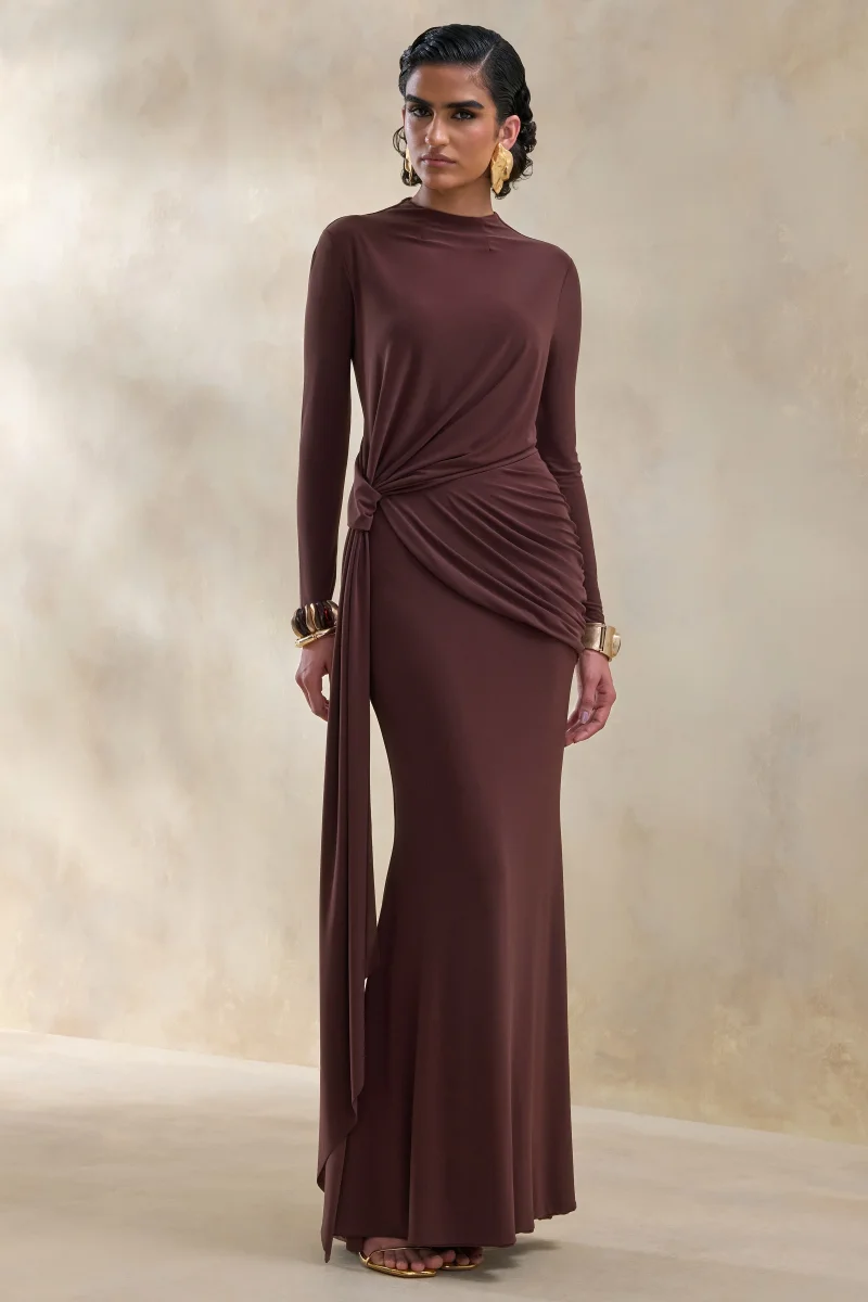 Kyrissa | Vestido largo marrón de escote alto con detalles fruncidos - Imagen 6