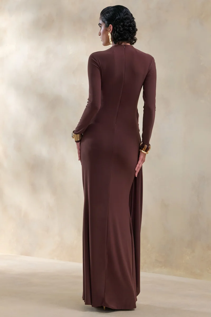 Kyrissa | Vestido largo marrón de escote alto con detalles fruncidos - Imagen 3