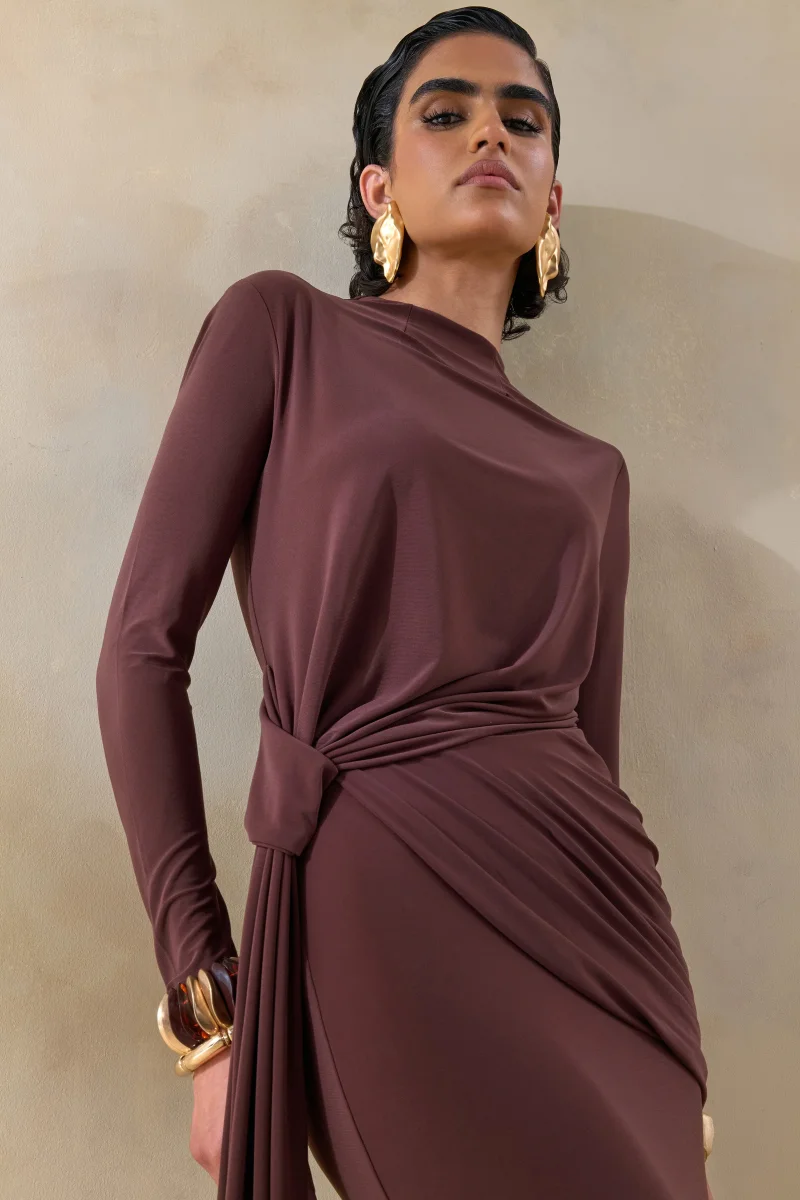 Kyrissa | Vestido largo marrón de escote alto con detalles fruncidos - Imagen 4