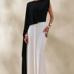 Carenza | Vestido Largo Negro y Blanco con Escote Asimétrico y Manga Tipo Capa
