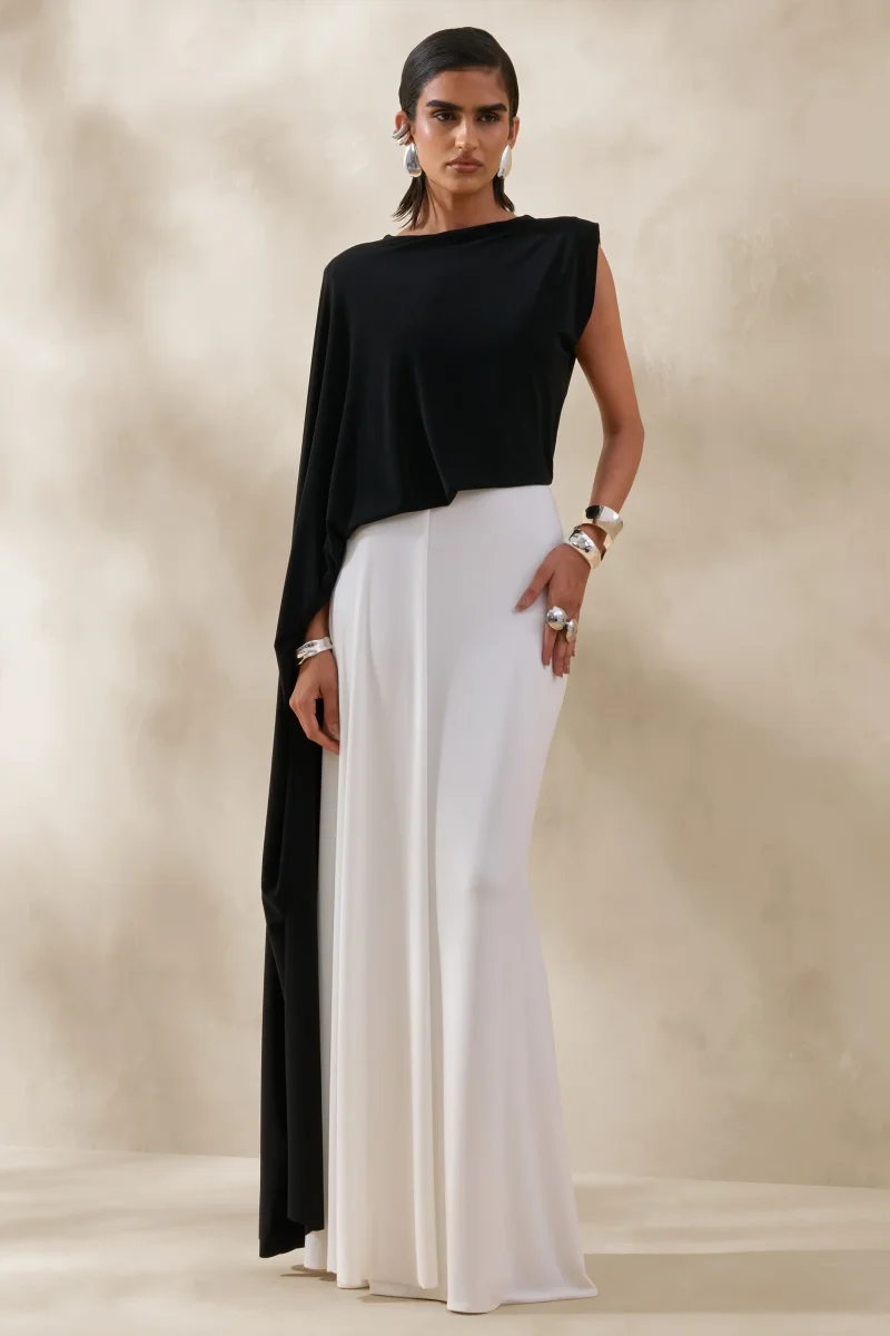 Carenza | Vestido Largo Negro y Blanco con Escote Asimétrico y Manga Tipo Capa - Imagen 2
