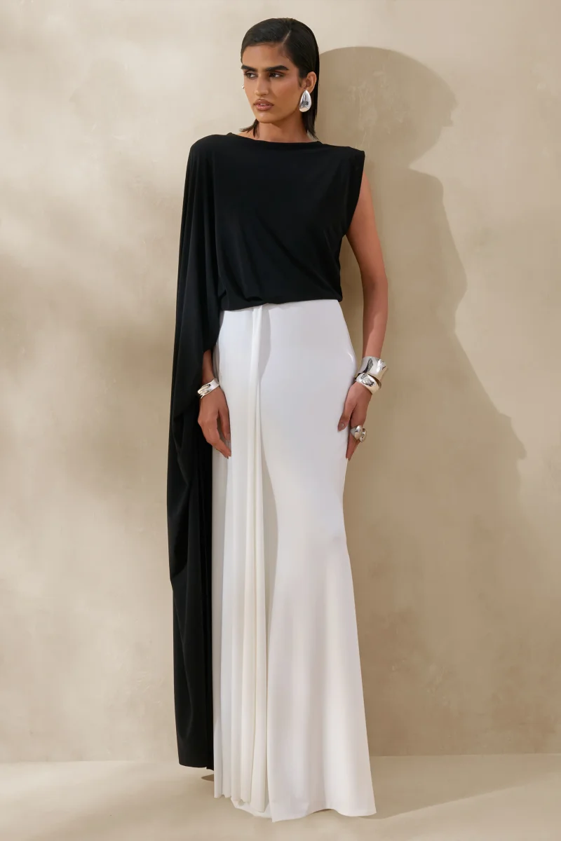 Carenza | Vestido Largo Negro y Blanco con Escote Asimétrico y Manga Tipo Capa - Imagen 5