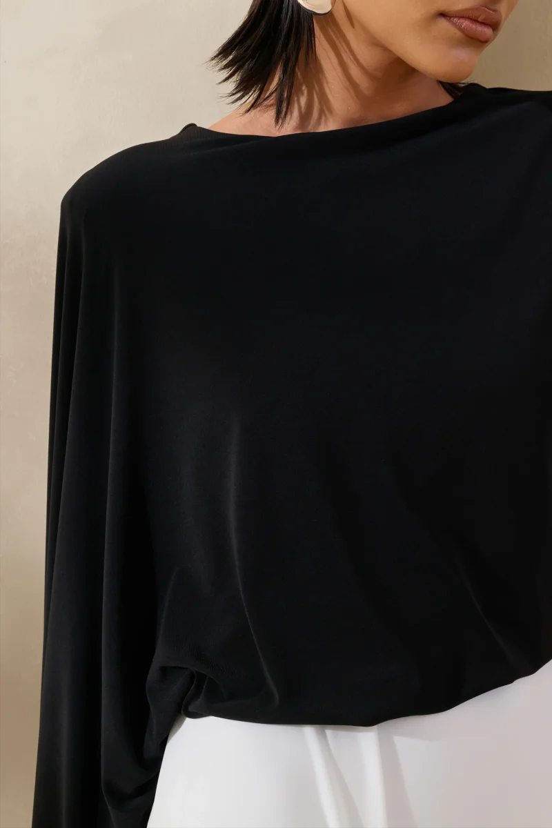 Carenza | Vestido Largo Negro y Blanco con Escote Asimétrico y Manga Tipo Capa - Imagen 4